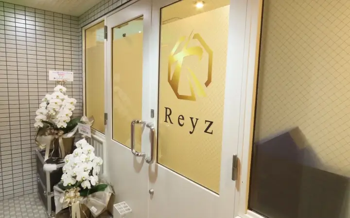 Reyzの入口ドアとフラワースタンド