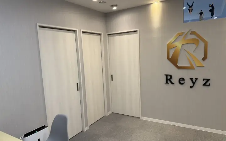Reyzのロゴサインがある店内エントランス
