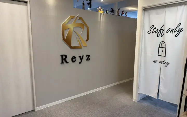 Reyzのロゴサインとスタッフエリア前