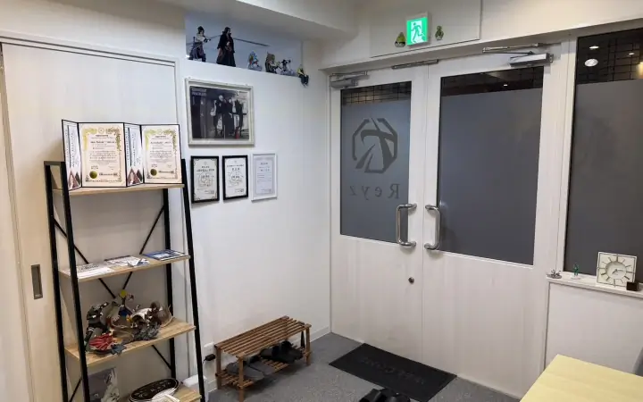 Reyzの受付まわりと店内掲示