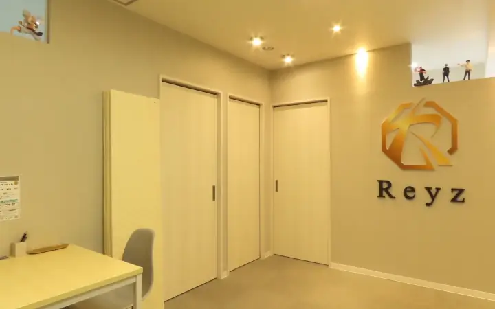 Reyzのロゴサインが見える店内