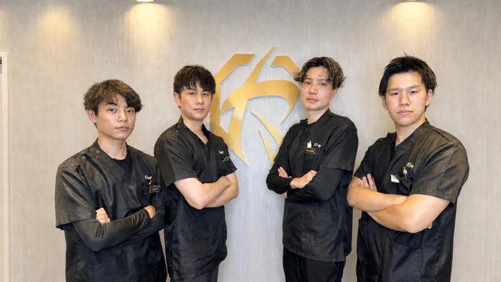 Reyzの男性スタッフ4名の真顔の集合写真