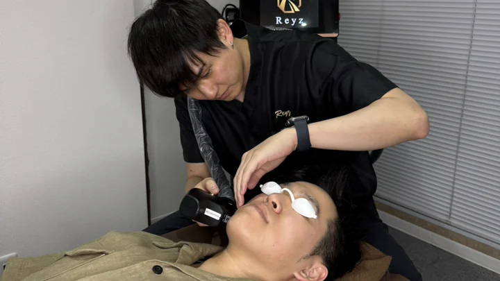 Reyzの男性スタッフがヒゲ脱毛を施術している様子